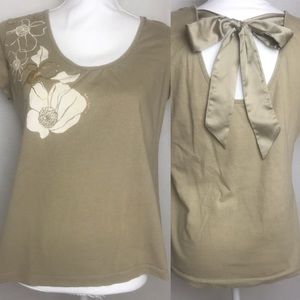 Short Sleeve Floral Tee with Bow In Back Sz L